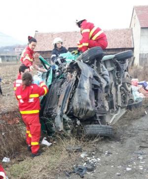 Accident grav la Boiţa. Un microbuz cu persoane s-a răsturnat pe marginea şoselei, izbit de o camionetă (video)