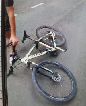 Copil de 4 ani, accidentat de un curier pe bicicletă în Timişoara. Poliţia, pe urmele biciclistului care a fugit de la locul faptei