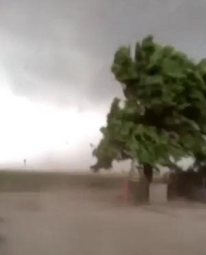 România lovită de un fenomen extrem: O tornadă puternică a luat pe sus acoperișul unei case din Brăila. Vântul a suflat cu viteze ce au ajuns şi la 70-75 km/h
