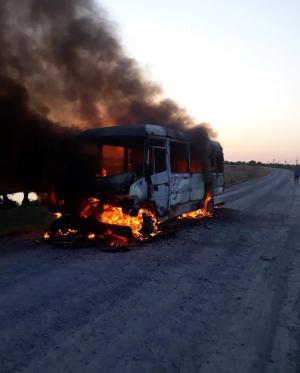 Un microbuz cu pasageri a luat foc în Tulcea. Maşina a ars în totalitate