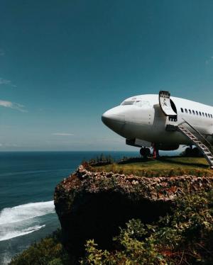 Boeing 737, transformat în vilă de lux. Cum arată înăuntru şi cât costă o noapte de cazare în locaţia incredibilă din Bali
