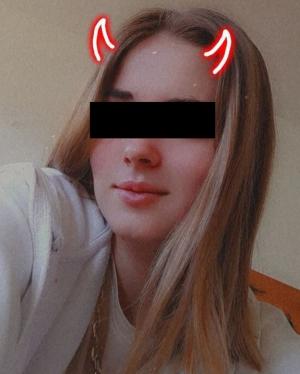 "Elena merge să bucure cu zâmbetul său pe îngerii lui Dumnezeu!" Lacrimi pentru adolescenta de 17 ani din Dâmboviţa, găsită moartă în baie de tatăl său
