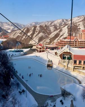 Cum arată şi cât costă un sejur în staţiunea de schi a lui Kim Jong Un. Un skipass este mai mult decât salariul mediu lunar în Coreea de Nord