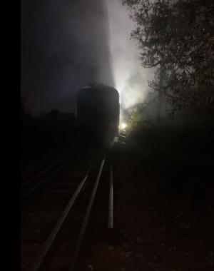 Alertă în Satu Mare, după ce locomotiva unui tren de marfă încărcat cu țiței a luat foc