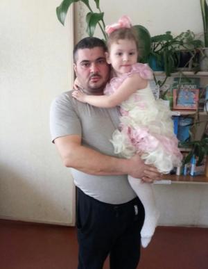 Un șofer beat a ucis un tată militar și pe fiica lui de 8 ani, după ce i-a spulberat pe un drum din Ucraina. Mama a suferit un AVC când a aflat că fetița ei nu mai e