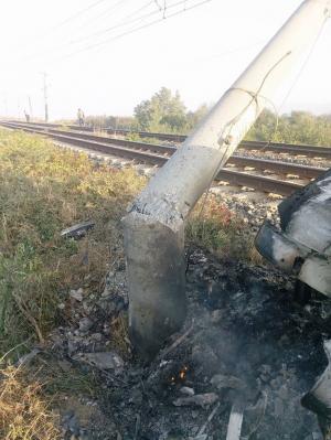 O maşină a doborât un stâlp şi a luat foc pe calea ferată! Trafic feroviar şi rutier paralizat în Bacău