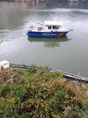 Maşină căzută în Dunăre, la Caraş-Severin. Patru persoane ar fi la bord, printre care şi un COPIL