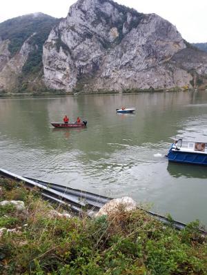 Maşină căzută în Dunăre, la Caraş-Severin. Patru persoane ar fi la bord, printre care şi un COPIL