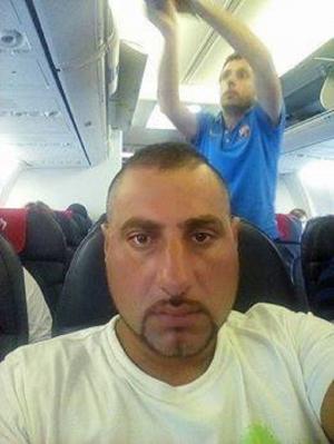 Mai mulţi romi din Argeş primeau ajutor social, dar postau pe Facebook selfie din avion şi imagini cum îşi acopereau copiii cu bani