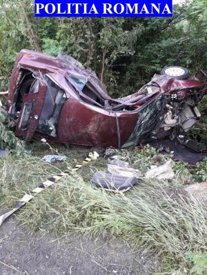 Accident teribil pe Şoseaua Morţii. Un tânăr de 19 ani a făcut praf un BMW, după ce s-a izbit de un cap de pod pe DN6 (Imagini dramatice)