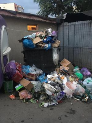 Munți de gunoaie pe străzile din sectorul 3 al Bucureștiului. Anunțul făcut de primarul Robert Negoiță