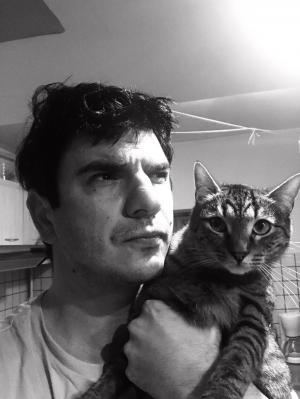Alex Bogdan, interpretul polițistului Sică, din Mangalița, a salvat de pe stradă două pisici: “Sunt independente, puternice și extrem de iubitoare”