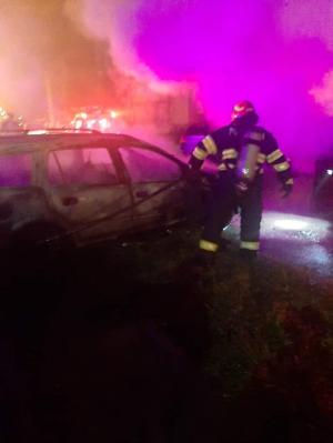 Cinci maşini, distruse într-un incendiu violent, izbucnit într-o parcare din municipiul Lugoj