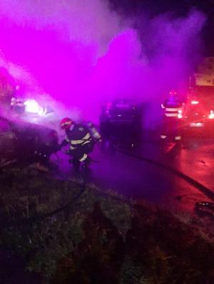 Cinci maşini, distruse într-un incendiu violent, izbucnit într-o parcare din municipiul Lugoj