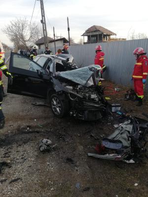 Șofer mort după ce a intrat cu mașina în TIR, pe un drum din Gorj. Bucăți din caroserie s-au împrăștiat pe șosea