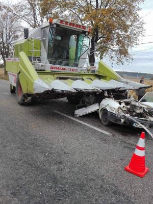 ACCIDENT TERIFIANT în Neamţ, în urmă cu puţin timp! A murit STRIVIT, după ce a intrat cu Dacia sub o combină. IMAGINI ŞOCANTE