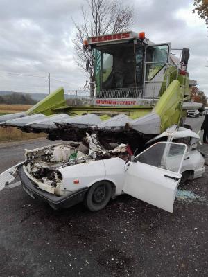 ACCIDENT TERIFIANT în Neamţ, în urmă cu puţin timp! A murit STRIVIT, după ce a intrat cu Dacia sub o combină. IMAGINI ŞOCANTE
