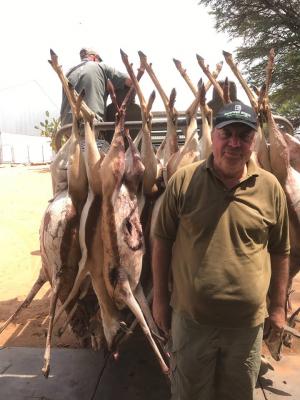 Aroganţe de şef de comună! Primarul din Albota a fost la vânătoare de antilope în deşertul Kalahari - GALERIE FOTO