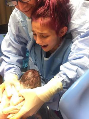 EMOŢII UNICE: O fetiţă şi-a ajutat mama să-i nască frăţiorul. I-a tăiat chiar şi cordonul ombilical: "A fost cel mai frumos moment din viaţa mea" (FOTO)