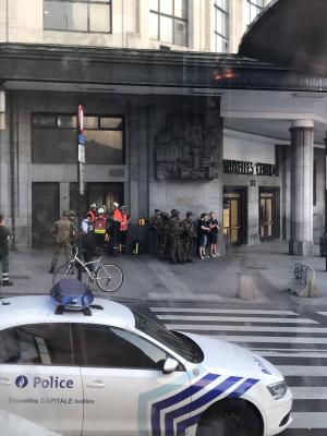 ATAC TERORIST EȘUAT la Bruxelles! Un terorist cu centură explozivă a fost eliminat de soldați! Evacuări masive, ROMÂNI prinși în haos