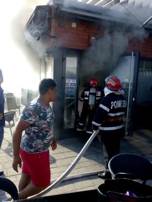 Terasă din Portul Tomis, ÎN FLĂCĂRI! Pompierii intervin de urgență (GALERIE FOTO + VIDEO)