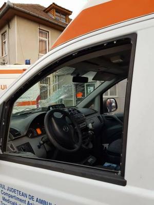 HALUCINANT! Ambulanţă din Sibiu, ATACATĂ de un "pacient" în timpul misiunii. Medicii sunt în STARE DE ŞOC. "Rușine acestor animale!"