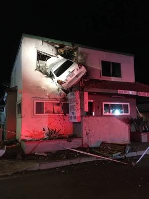 Accident neobișnuit în California: un șofer a zburat cu mașina în etajul 1 al unei clădiri