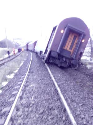Primele imagini cu trenul deraiat lângă Deva, în care se aflau 120 de călători. A fost declanşat Planul Roşu de intervenţie