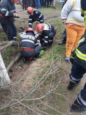 O fată de doar 14 ani, grav rănită după ce a cazut peste ea un copac în care intrase un tractor, în Teleorman