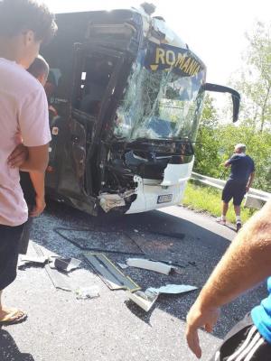 Autocar plin cu sportivi români, spulberat de un TIR, în Muntenegru