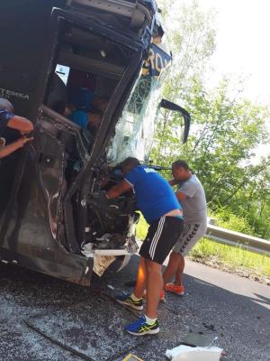 Autocar plin cu sportivi români, spulberat de un TIR, în Muntenegru