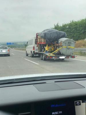Un român i-a uimit pe șoferii din Ungaria, cu încărcătura bizară pe care o transporta: ”A luat tot ce se putea”