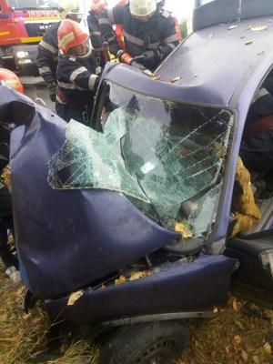 Un şofer de 19 ani a făcut praf maşina, într-un accident la Răcăciuni. Două femei au murit, ambele pasagere în autoturism