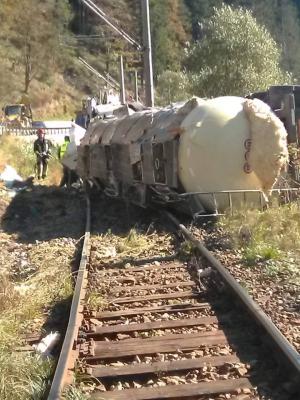 Un şofer care s-a răsturnat cu cisterna pe calea ferată, în Suceava, a fost salvat de un pompier aflat în timpul liber