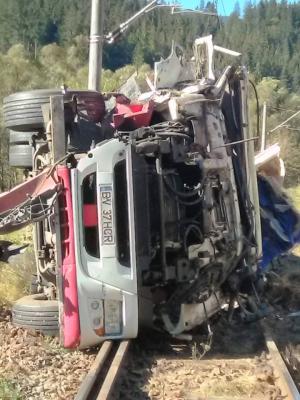 Un şofer care s-a răsturnat cu cisterna pe calea ferată, în Suceava, a fost salvat de un pompier aflat în timpul liber