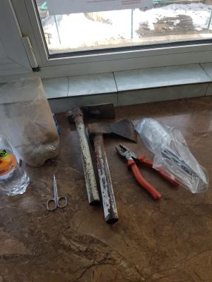 Tânărul care a înjunghiat o profesoară în şcoală, la Ploieşti, avea asupra lui un întreg arsenal de obiecte periculoase