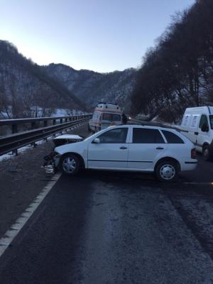 Un șofer de 36 ani a intrat pe contrasens și a lovit un cap de pod, pe DN7, în Sibiu. 2 fete și 2 bărbați au ajuns la spital