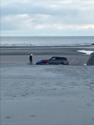 Un român a îngropat un SUV de lux nou-nouţ pe plajă, în Belgia. Nu ştia că va creşte nivelul mării