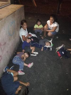 O mamă disperată care dormea lângă metrou, în Bucureşti, cu cei 5 copii, salvată de oameni, în ultima clipă