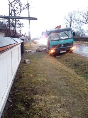 Imagini de la tragedia din Neamţ. Un camion plin cu lemne a spulberat trei copii, unul dintre ei a murit pe loc