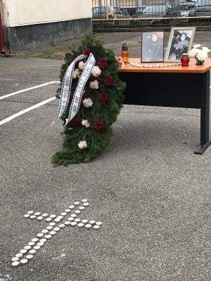 Altar cu flori şi lumânări pentru Carmen, ucisă fără milă de iubit în Satu Mare. Fata de 18 ani, condusă pe ultimul drum (Video)