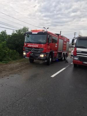 Primele imagini de la accidentul cu 15 victime din Vâlcea. Un microbuz și o mașină s-au izbit frontal, apoi s-au răsturnat