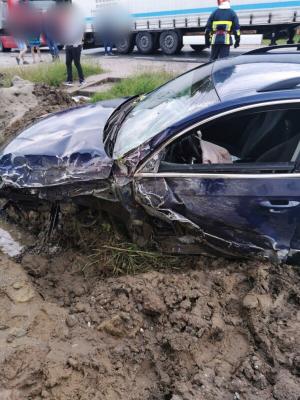 Primele imagini de la accidentul cu 15 victime din Vâlcea. Un microbuz și o mașină s-au izbit frontal, apoi s-au răsturnat