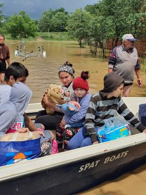 Bătrâni și copii evacuați cu barca după o viitură puternică în Fârdea, Timiș. Tot județul e sub cod roșu de inundații