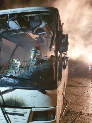 Autobuze incendiate într-o autogară din Târgovişte. Focul a fost pus intenționat (Video)