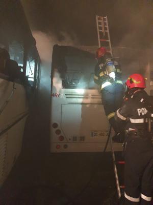 Autobuze incendiate într-o autogară din Târgovişte. Focul a fost pus intenționat (Video)