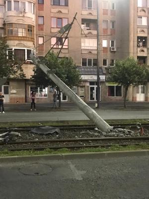 Șofer de 22 de ani mort după ce a rupt un stâlp de beton și s-a răsturnat cu microbuzul pe liniile de tramvai, în Arad (Foto)