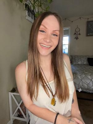 "Mi-era frică să merg la dentist". O tânără de 23 de ani şi-a pierdut toţi dinţii şi a ajuns să poarte proteze dentare, în SUA