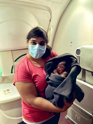 "Minunea Aisha": O fetiţă s-a născut la 10.000 de kilometri altitudine, într-un avion de noapte către Uganda, cu ajutorul unei pasagere
