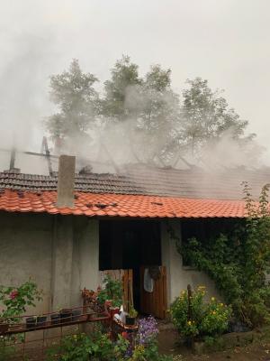 Eroi şi-n timpul liber. Trei pompieri au salvat o familie, după ce au observat un nor de fum. Oamenii dormeau: "Unele medalii se agață de suflet, nu pe haină"